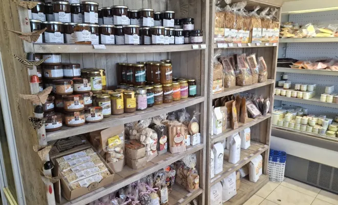 Découvrez notre large choix d'épiceries en rayon à la ferme de Clavel, Vallesvilles, Ferme Le Clavel
